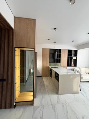 Гостиная со стеклянным шкафом